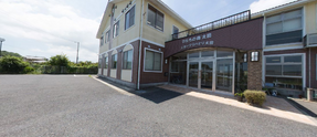 広々とした施設の駐車場