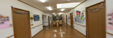 介護施設内の広々とした廊下
