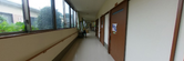 ケア施設の廊下と窓の眺め