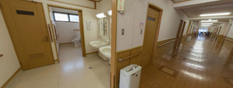 介護施設の内部と扉