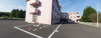 明るい介護施設とその駐車場