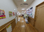 明るく清潔な廊下の職場