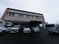 広々とした駐車場のある建物