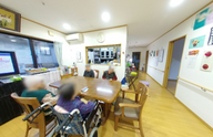 居住者が集う明るいリビング