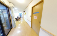 介護施設内の清潔な廊下