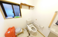 施設のトイレと安全設備