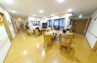 介護施設の広々とした食堂