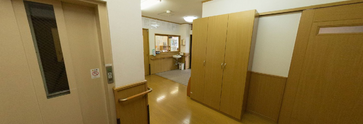 介護施設の廊下と階段
