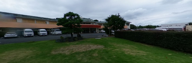 介護施設の外観と緑豊かな庭