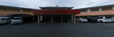 介護施設の入口と外観
