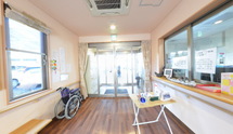 明るく開放的な介護施設の受付