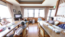働くスタッフと入居者の交流