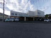 駐車場完備の施設外観