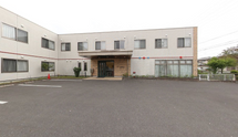 広々とした駐車場のある施設