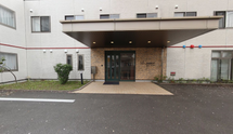施設の外観と広い敷地の景色