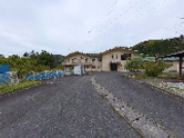 落ち着いた外装の建物