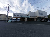 広々とした施設前