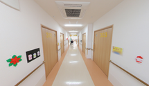 整った環境の介護施設内部