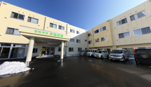 介護施設の外観と駐車場