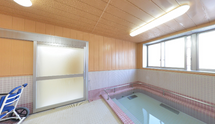広々とした介護施設の浴室