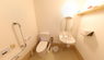 手すり付きの安全なトイレスペース