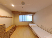 自然光が入る明るい部屋