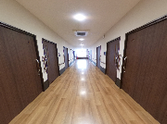手入れされた施設の廊下