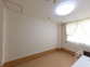窓から光が差し込む部屋