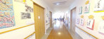 職場のアートフルな廊下風景