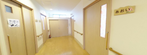 介護施設の清潔感ある廊下