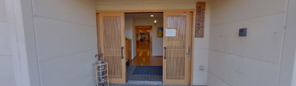 介護施設の入口と駐車場の風景