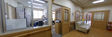 明るく清潔な施設内の廊下