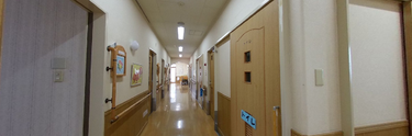 介護施設の内部通路の光景
