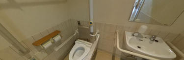 介護施設の清潔なトイレ空間