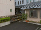 駐車場と建物