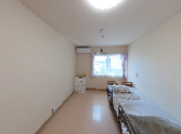 窓から光が差し込む部屋