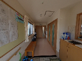明るい玄関と通路