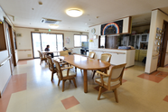 介護施設の職員と利用者の風景