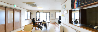 介護施設のリビングとキッチンコーナー
