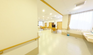 施設内部の清潔で広い廊下