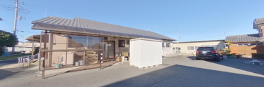 介護施設の駐車場と建物