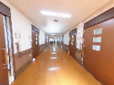 広々とした廊下の風景