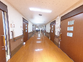 広々とした廊下の風景