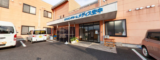ケアホームの外観と駐車場