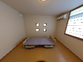 窓のあるシンプルな部屋