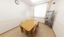 介護施設内の明るい食堂部屋