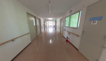 介護施設内部の廊下と部屋
