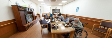 介護施設内の食堂と通路