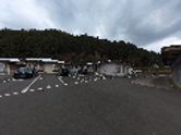 広い駐車場と建物