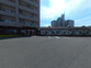 広い駐車場と建物